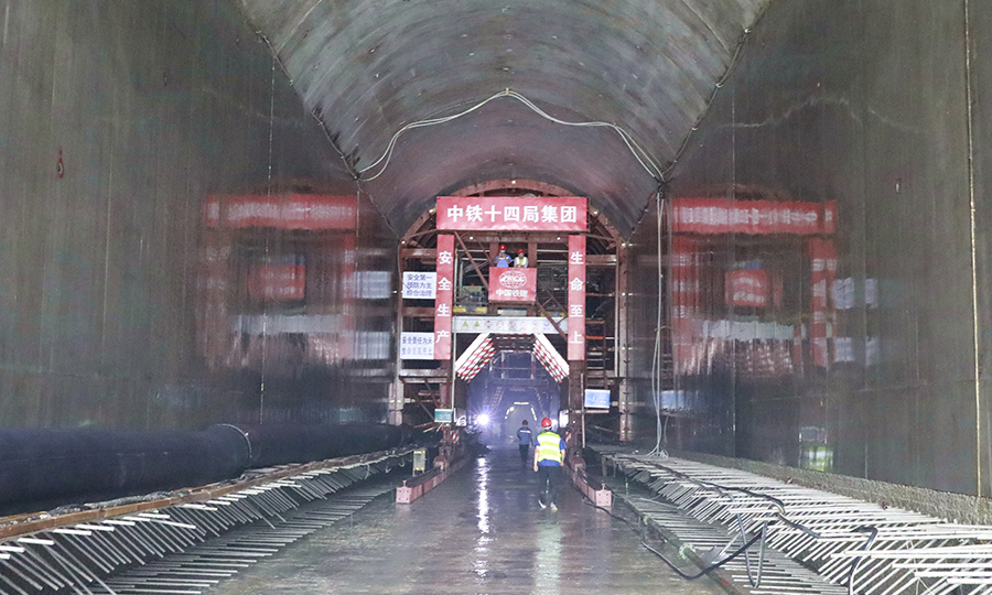 襯砌所屬的隧洞是目前國內第一個大單寬流、高水頭洞室階梯消能工程，為確保隧洞襯砌光滑，施工中采用了機械化配套一次澆筑成型工藝，并進行了為期90天的噴淋養護。圖為中鐵十四局二公司施工的鏡面混凝土。