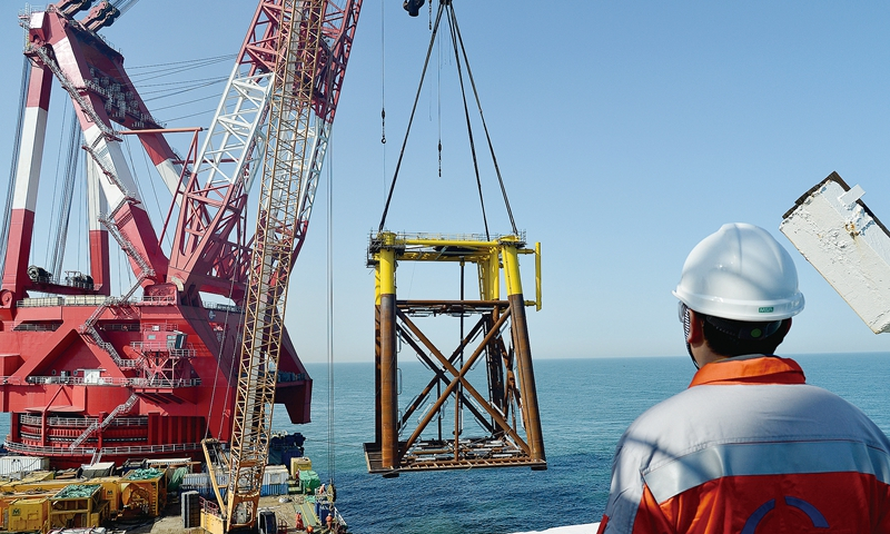 旅大16-3WHPB導管架下水。