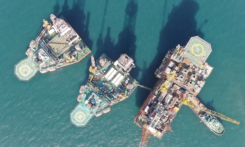 從高空俯瞰旅大21-2WHPA和旅大21-2WHPB平臺，如同連體嬰兒一樣在大海上緊密相依。在旅大21-2WHPB平臺上還有“新生”報到——整套海水淡化系統和鍋爐注熱系統，這是自2005年渤海油田試驗性稠油熱采項目開展以來，首次引入該套系統，是稠油規模化開發裝備的“熱采重器”。目前正在實施投產前的聯合測試工作，以期達到最佳運行狀態。生活支持船在旅大16-3CEPA平臺順利就位。