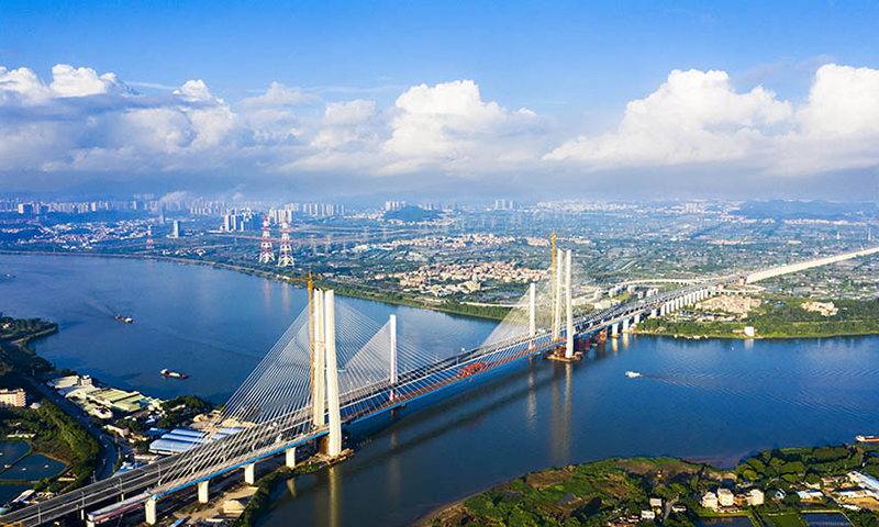 8月12日，由中國鐵建所屬鐵四院設計、中鐵十一局承建的粵港澳大灣區基礎設施“硬聯通”重點工程——南沙港鐵路跨西江斜拉橋順利合龍。該全長1117.5米，屬鋼箱混合雙主梁結構，主跨跨徑600米，設兩座H型橋塔，塔高分別為208米和200米，共有96對斜拉索，是目前世界上雙線貨運鐵路建設史上跨度最大的斜拉橋。圖為大橋全景。（金偉 攝）