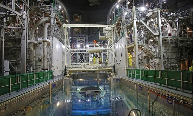 一流的技術需要一流的精神，操作裝料的工人們具備精益求精的工匠精神。