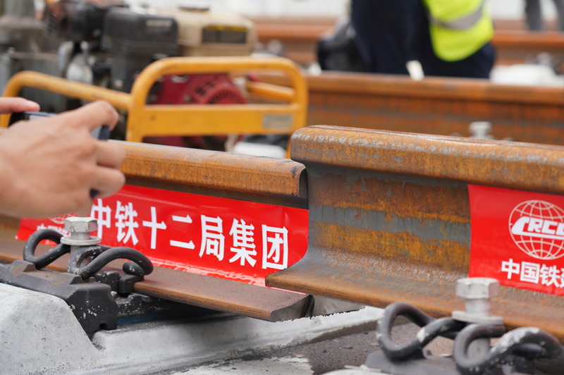 圖為8月17日拍攝的鋪軌現場。（新華社記者 牟宇 攝）