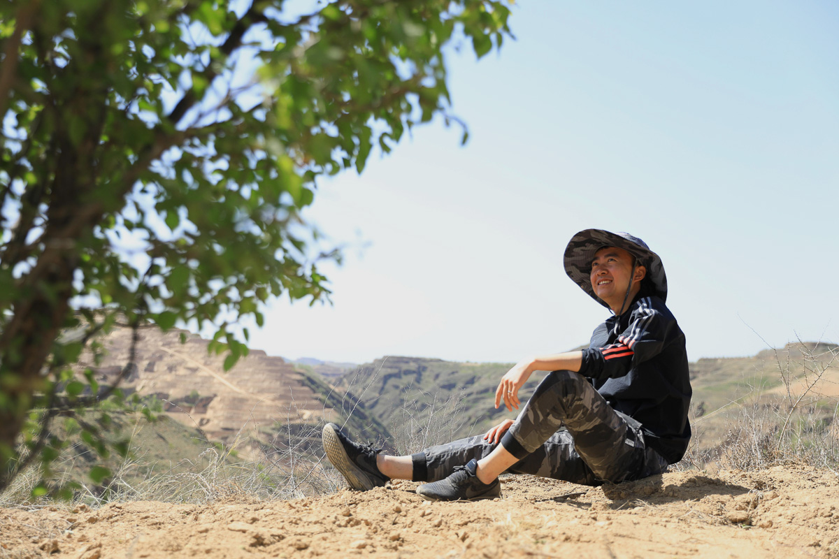 2019年5月7日，米脂縣實現脫貧摘帽，正式退出貧困縣序列。圖為高飛坐在田間，憧憬著管家咀村的美好明天。(梁小燕 苗慧強 劉長江 攝） 