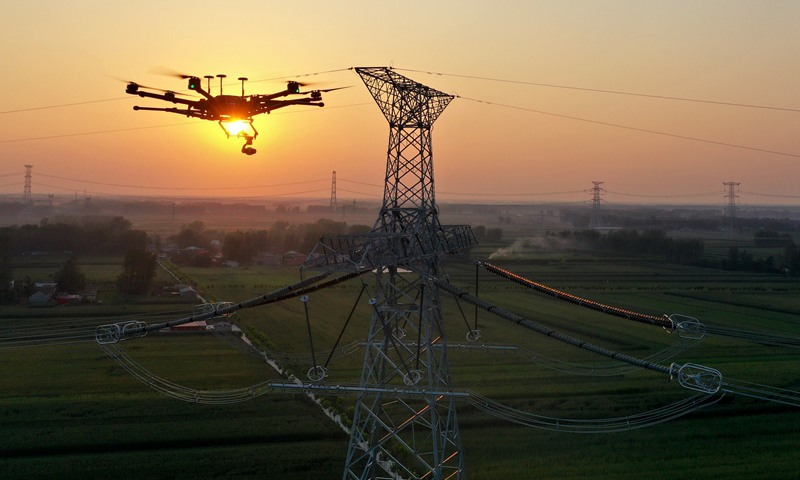 圖為8月27日，巡檢無人機在變電站外巡線。（新華社記者 李嘉南 攝）