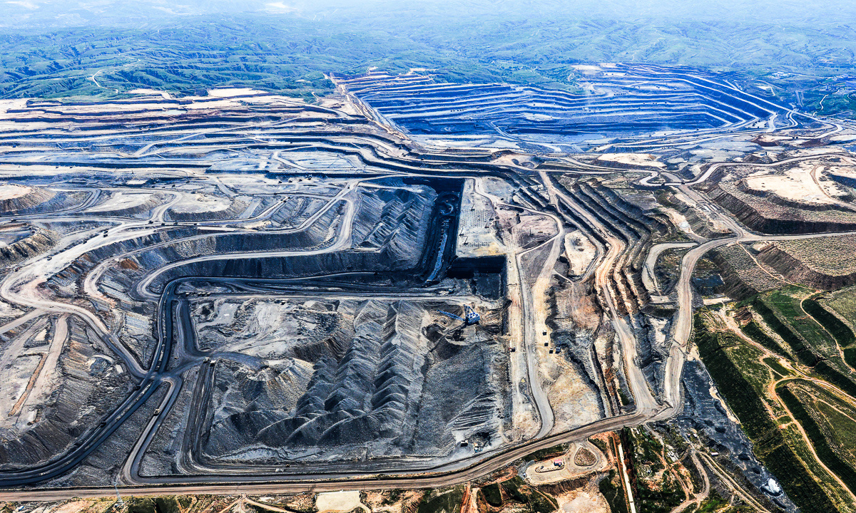 準能集團是國家能源集團旗下綜合能源企業，位于晉陜蒙交界的內蒙古自治區鄂爾多斯市準格爾旗薛家灣鎮。圖為準能露天煤礦俯瞰圖。