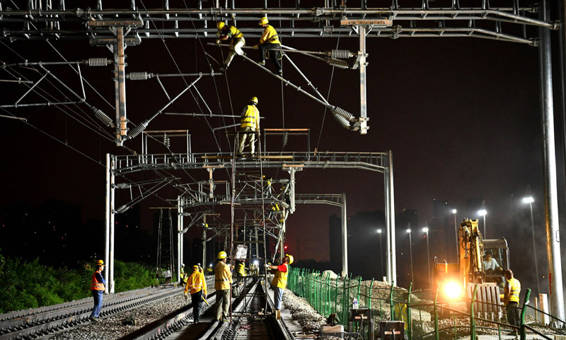 圖為9月1日凌晨，中鐵建電氣化局南方公司施工人員在合安高鐵集賢路線路所接觸網撥接現場施工。（新華社記者 劉軍喜 攝）