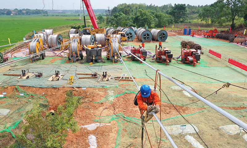 圖為9月1日，在撫州市東鄉區詹圩鎮，施工人員在現場作業。（新華社記者 郭杰文 攝）