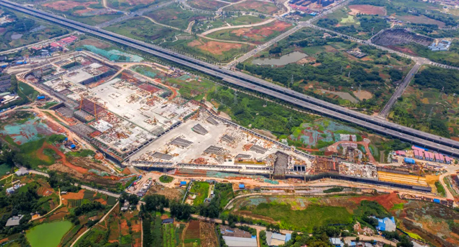 今年以來，中國鐵建積極應對疫情影響，加快推進6號線一二期建設，在成都軌道交通率先實現復工復產。并相繼提前實現全線軌通、環網電通、列車熱滑、軌行區移交等重大節點。圖為建設中的6號線龍燈山停車場。