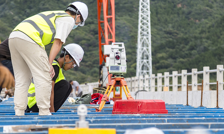 京沈客專北端通過沈陽樞紐與哈大高鐵銜接，南端經北京樞紐與京廣、京滬高鐵相連，是縱貫南北、溝通東北與中南地區的高速鐵路客運通道。它將使承德融入北京、天津一小時經濟圈，促進京津冀協同發展，加強華北地區與東北地區的互通交往，對振興我國東北老工業基地起到積極推動作用。圖為軌道板精調作業。