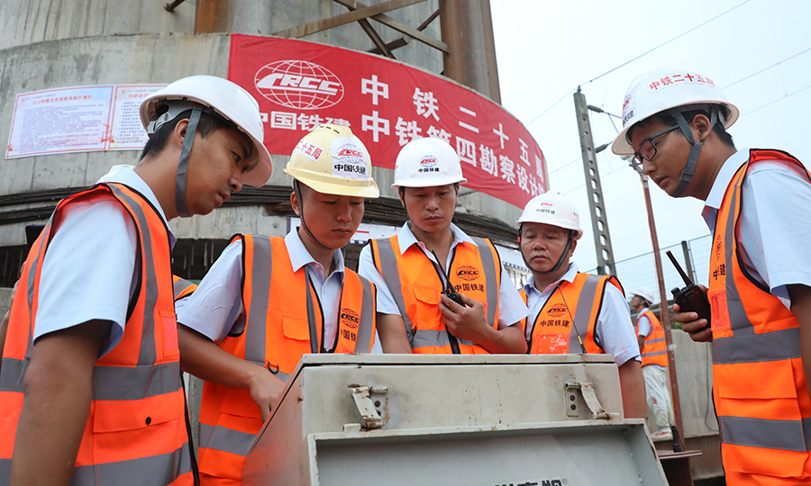 鐵四院贛深指揮部積極組織橋梁、地路等相關專業，深入現場研究樁基布置和承臺優化方案，在橋梁院、地路院等相關單位的大力支持下，及時完成了巖溶樁基補勘和設計，為后續轉體、鋪軌、架梁作業奠定基礎，有力保障了整座橋梁的施工工期。圖為技術人員操作主控平臺實施轉體。