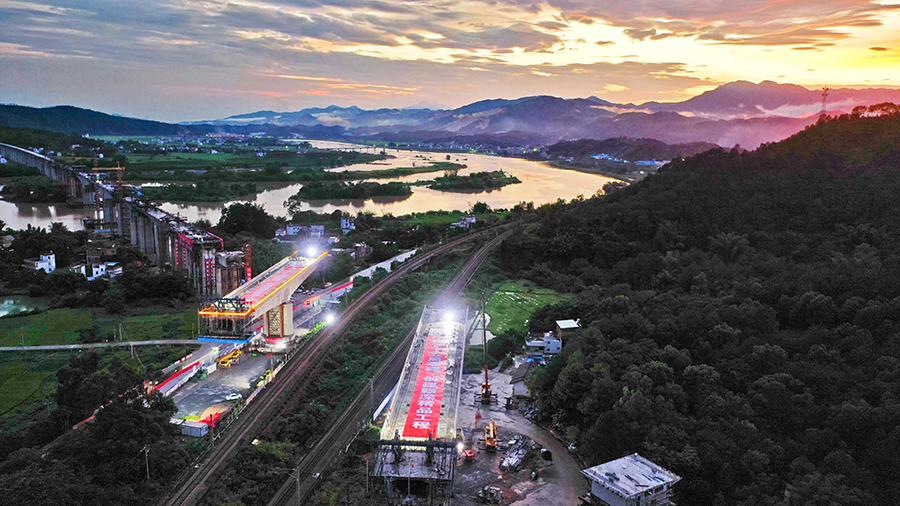 贛深高鐵建成通車后，贛州至深圳將由現在的近7小時壓縮至2小時，河源至深圳的時間將壓縮到1小時以內，結束了河源市不通高鐵的歷史，大大縮短沿線各地之間的時空距離。對落實國家“中部崛起計劃”“贛閩粵原中央蘇區振興發展規劃”具有戰略性意義，也實現廣東省“市市通高鐵”。圖為轉體施工前。（陳浩 攝）