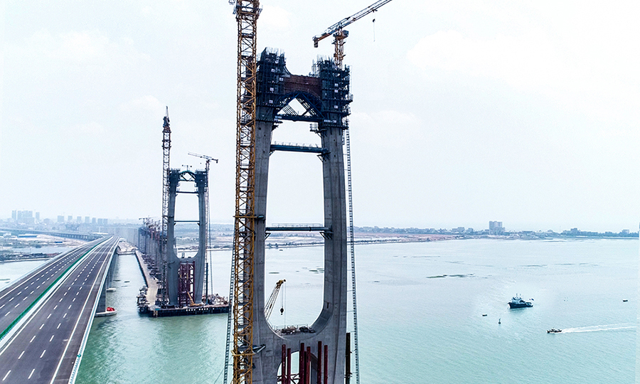 設計團隊研發采用免涂裝鎳系耐海洋大氣腐蝕鋼、石墨烯防腐涂裝體系，以實現“少涂裝·綠色耐久”的綠色全壽命設計。鐵四院和施工單位以及相關研究院一起，攻克風大、水深、浪大、潮差大、高鹽分、高濕度等海洋環境條件以及海峽西岸地震高烈度區的工程挑戰，實現了鐵路鋼-混結合梁斜拉橋、無支座整體式剛構橋、耐海洋大氣腐蝕鋼結構等三大技術體系的重大創新和突破。圖為建設中的泉州灣跨海大橋。