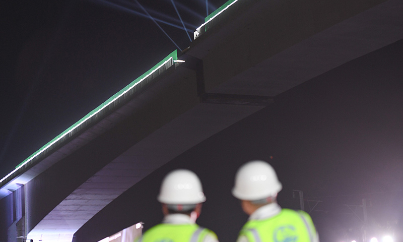 9月24日凌晨，中鐵四局承建的新建福廈鐵路西溪特大橋跨杭深鐵路連續剛構轉體梁成功轉體。轉體梁采用雙幅同步轉體，單個轉體長168米，重約19000噸。圖為9月24日，技術人員在參與新建福廈鐵路西溪特大橋跨杭深鐵路連續剛構轉體梁轉體施工。（新華社記者 宋為偉 攝）