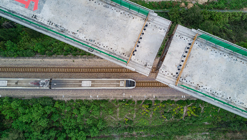 圖為9月24日，在已完成轉體的新建福廈鐵路西溪特大橋下方，動車組列車在杭深鐵路上行駛。（新華社記者 宋為偉 攝）