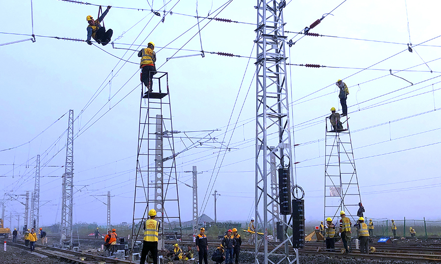 為確保“9.28”開通節點的順利完成，針對站場區段內與相關單位相牽連的高風險、高難度施工，項目部積極協調溝通，排查車站區間線路隱患，確認設備運行情況。最終在當日順利完成了信號聯鎖換裝，接觸網調整、拆除既有錨段、電力自閉低壓柜進線電源調整等施工任務，達到了安全、正點開通的施工目標。
