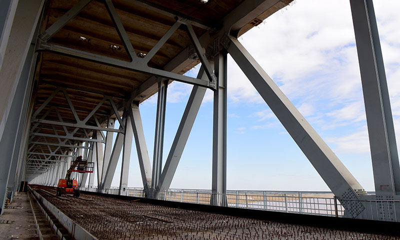 圖為10月7日拍攝的施工中的鄭濟鐵路鄭州黃河特大橋。（新華社記者 朱祥 攝）