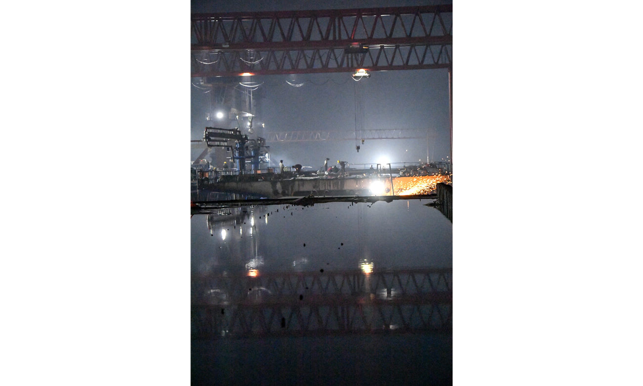 常益長鐵路全長157公里，設計時速350公里，是國家“八縱八橫”高速鐵路網的重要組成部分。圖為10月13日，中鐵十一局常益長鐵路望城西制梁場一片繁忙景象。新華社發（王荃荃 攝）