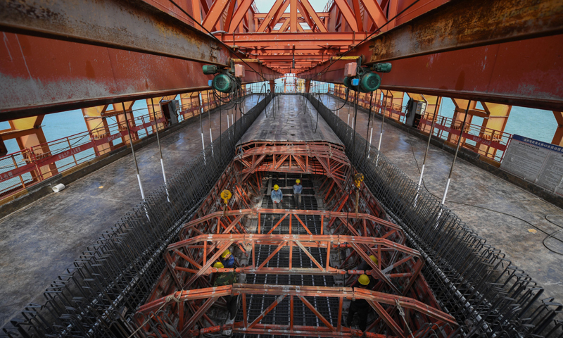 圖為11月2日，中鐵十一局工人在新建福廈鐵路湄洲灣跨海大橋建設現場施工。（新華社記者 宋為偉 攝）