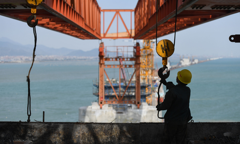 圖為11月2日，中鐵十一局工人在新建福廈鐵路湄洲灣跨海大橋建設現場施工。（新華社記者 宋為偉 攝）