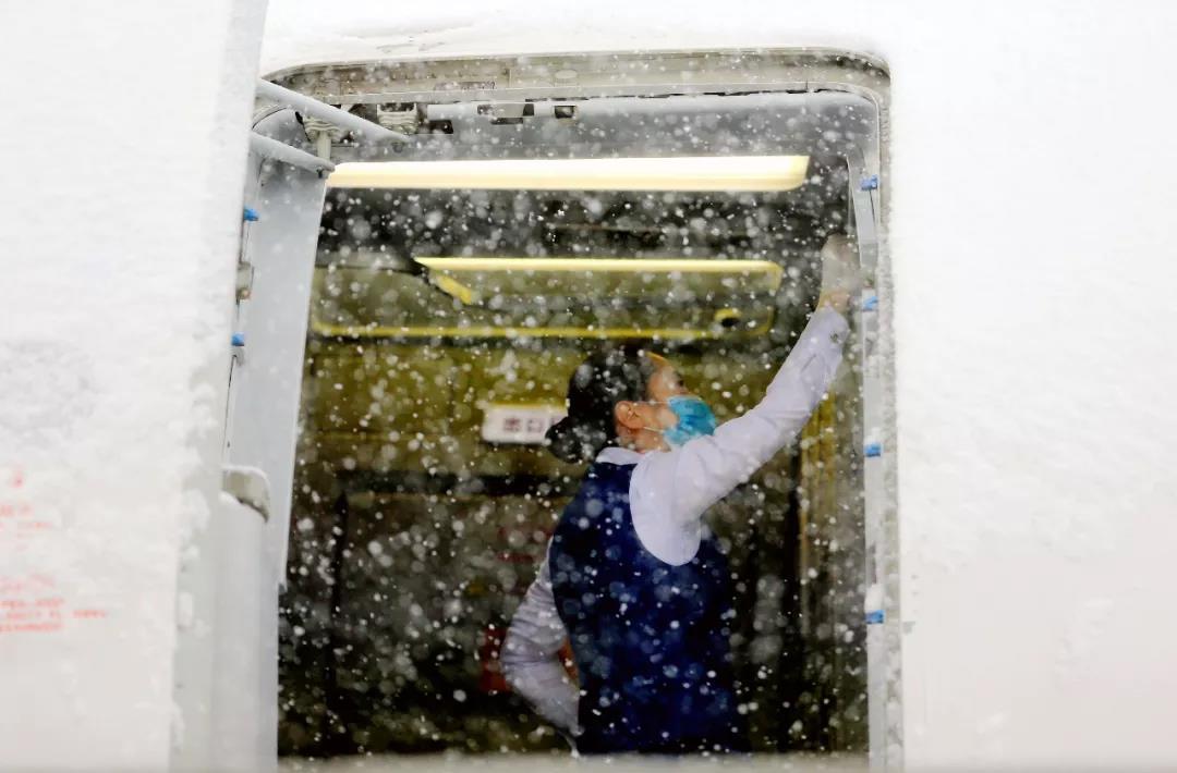 客艙乘務員鏖戰風雪保障航班。