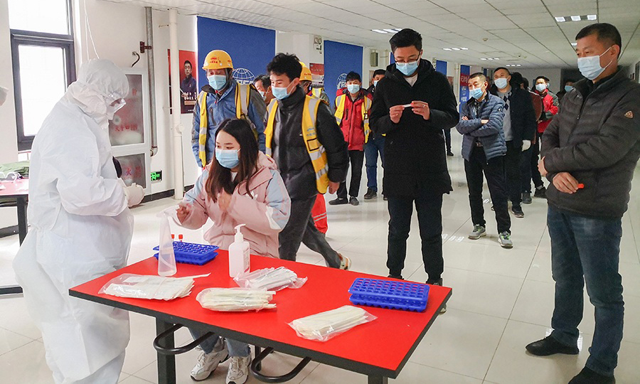 為了更好地做好春節期間防疫工作，讓一線工人安心工作，履行好央企責任，該項目疫情防控領導小組積極聯系地方疾控中心，對項目參與施工的近百名一線工人進行了免費核酸檢測，讓工友們吃下“定心丸”。圖為工人排隊進行核酸檢測。