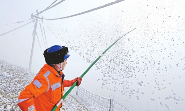 圖為1月10日，在云南省昭通市永善縣10千伏富慶線T石碉支線，云南電網公司員工在人工除冰。 （張書忠 攝）