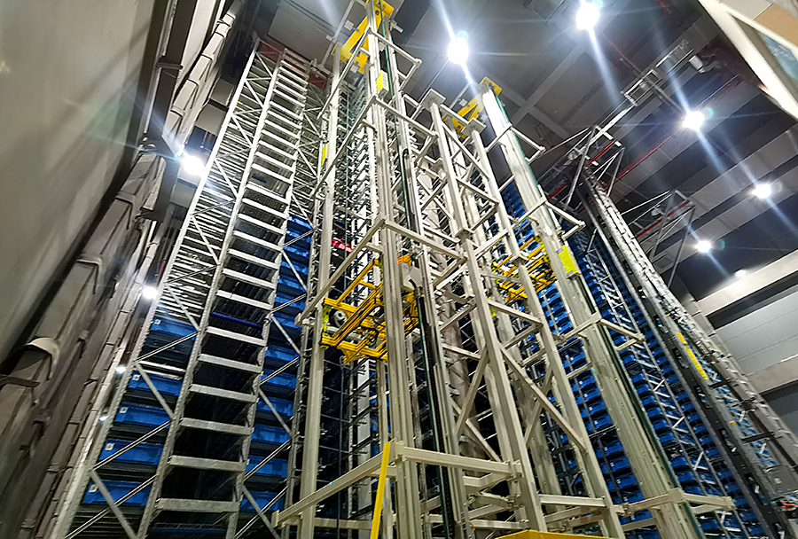 為提高館內圖書保存、調配的協同效率，在新館建設過程中，該公司創新在館內打造了一座高17米的智能立體書庫，通過智能分揀機器人和物聯網控制系統，讓讀者從點擊借閱到指定取書點取書僅需5分鐘至15分鐘，真正實現了讀者“悅讀”品質的升級。圖為立體書庫。