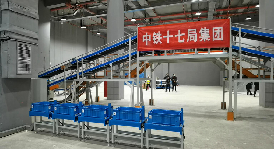 新建貴州省圖書館項目總建設面積近8萬平方米，分為地下3層、地上7層，設計總藏書量400萬冊。建成后，每天最多能容納2萬人次的進館量，提供約3500個閱讀座位，可滿足貴州省圖書館未來20年的圖書儲存和讀者借閱需要。圖為自動分揀區。