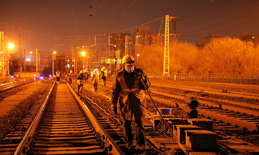 日前，北京東站、北京站、北京西站、北京朝陽站及其站場信號列控系統升級改造工程全面完成，打破了北京地區高鐵線路互聯互通“瓶頸”，京滬、京廣、京張、京沈高鐵列車可無切換接入北京站，實現樞紐內高鐵列車貫通運行。（曹筱璐 攝）