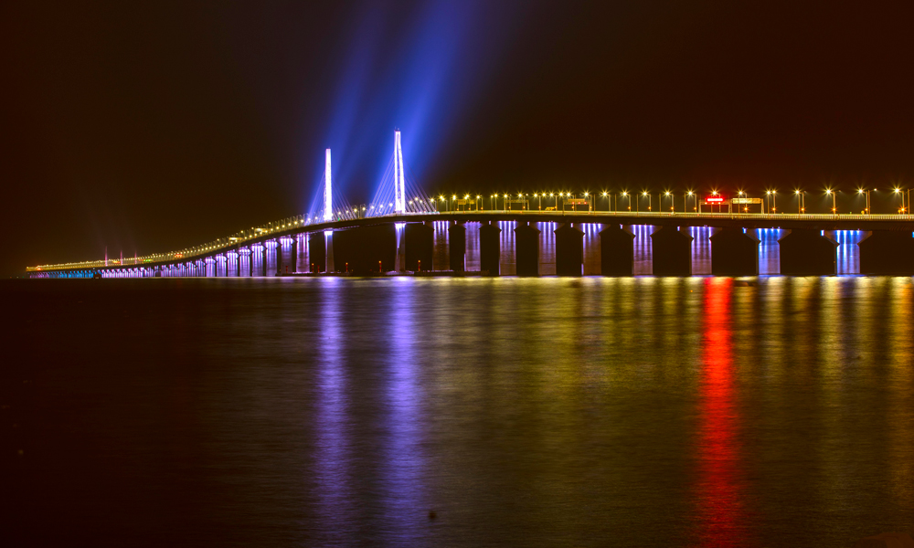 當夜晚到來，港珠澳大橋亮起五顏六色的燈光，由弱至強、次第漸變，將江海岸映襯得如夢如幻。實現漸變亮燈的效果，依靠的是一個功能強大的BIM系統。項目副總工程師、系統集成部負責人張平介紹，“如果某個點發生火災，視頻監控將隨時捕捉，信息傳遞到監控終端，警報在幾秒鐘內就會響起。”（史家民 攝）