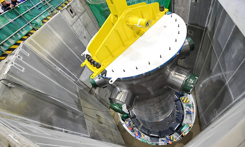 2018年1月28日17時左右，“華龍一號”全球首堆、中核集團福清核電5號機組反應堆壓力容器順利吊裝入堆。圖為福清核電5號機組反應堆壓力容器在吊裝中。（新華社記者 林善傳 攝）