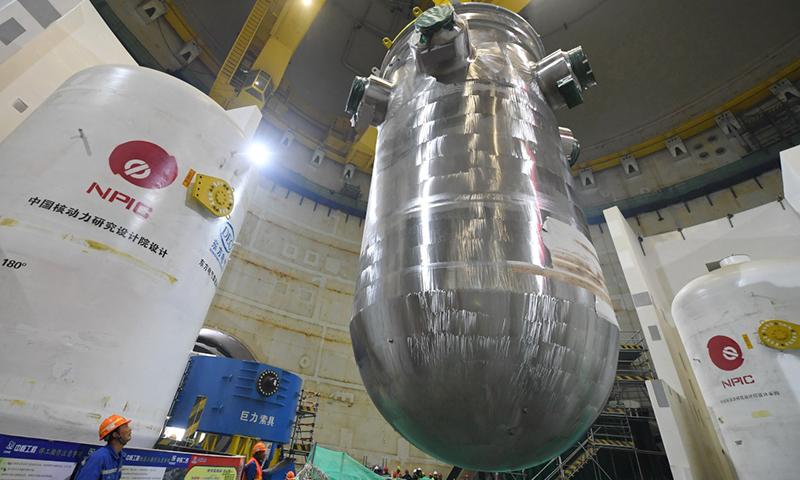 福清核電5號機組反應堆壓力容器在吊裝中。（新華社記者 林善傳 攝）