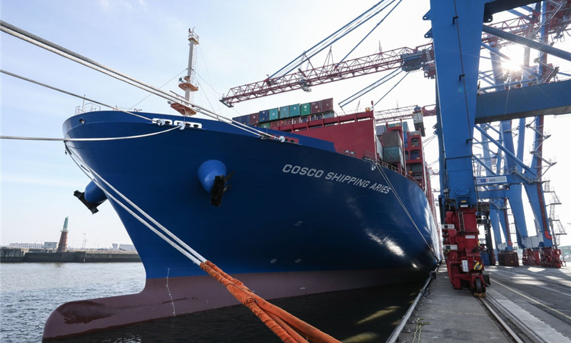中國遠洋海運集團首艘兩萬標箱級集裝箱船“中遠海運白羊座”號23日停靠德國漢堡港。這是中遠海運集團向遠東至西北歐班輪航線投入的首艘這一級別的超大集裝箱船，將進一步提升全球集裝箱運輸服務能力。（新華社記者 單宇琦 攝）