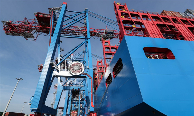 2月23日，在德國漢堡港，軌道式起重機卸載集裝箱船“中遠海運白羊座”號上的集裝箱。（新華社記者 單宇琦 攝）