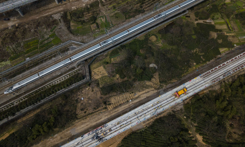 3月12日，在浙江省杭州市蕭山區的傳芳特大橋上，中鐵四局順利鋪下最后一對500米長鋼軌，鋁熱焊機完成最后一對軌頭焊接，標志著杭州至黃山鐵路客運專線軌道全線貫通，為今年正式開通運營奠定了基礎。（新華社記者 黃宗治 攝）