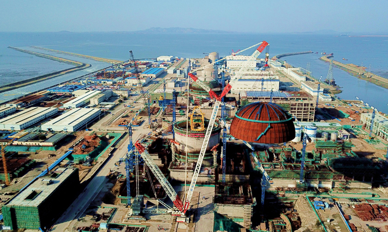 3月21日，中核集團福清核電6號機組完成反應堆穹頂吊裝。這是繼2017年5月福清核電5號機組之后，國內第二臺完成穹頂吊裝的“華龍一號”核電機組。（新華社記者 魏培全 攝）