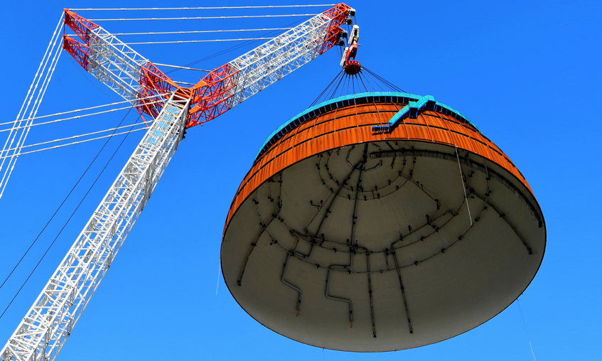 準備吊裝的中核集團福清核電6號機組反應堆穹頂。（新華社記者 魏培全 攝）