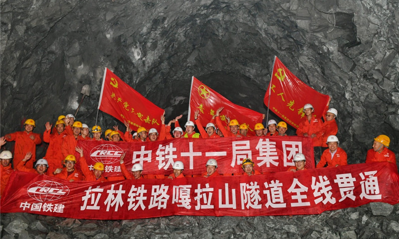 嘎拉山隧道位于西藏拉薩市曲水縣和山南市貢嘎縣境內，是川藏鐵路拉薩至林芝段的重點工程和工期控制性工程，隧道全長4373米，最大埋深674米，線路平均海拔3600米，氣候和施工條件比較艱苦。（新華社記者 張汝鋒 攝）