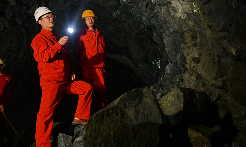 拉薩至林芝鐵路項目總投資360多億元，預計2021年建成通車。圖為中鐵十一局技術人員在檢查隧道圍巖。（新華社記者 張汝鋒 攝）
