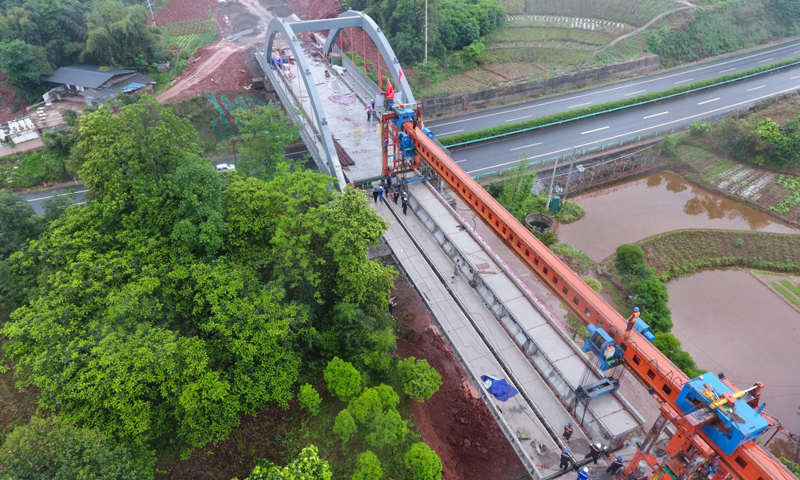 4月24日，由中鐵二局承建的川藏鐵路成雅段全線1864片T梁架設圓滿完成，為推進川藏鐵路建設奠定堅實基礎。（新華社記者 薛玉斌 攝）
