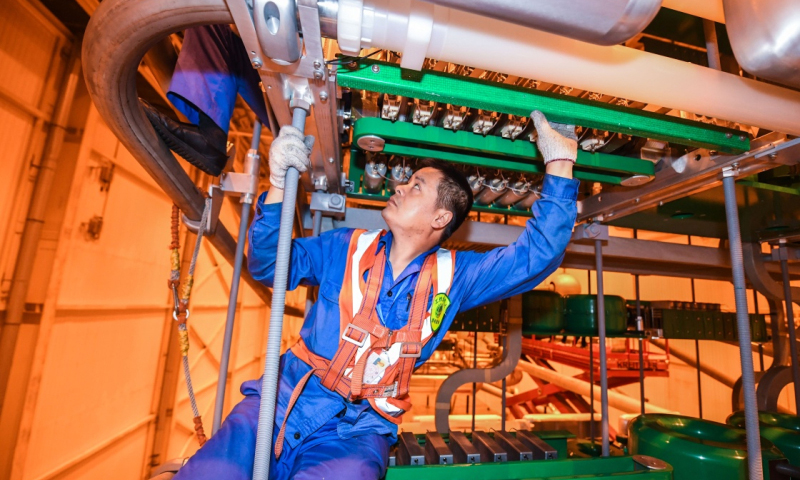 從5月初開始，“西電入浙”大動脈——四川溪洛渡左岸-浙江金華±800千伏特高壓直流輸電工程啟動年度綜合檢修。來自國網浙江省送變電工程公司等20多家參檢單位的600余名技術人員將完成金華換流站內設備綜合檢修和浙江境內的257基鐵塔、142公里輸電線路隱患排查及已知缺陷消除。（新華社記者 徐昱 攝）