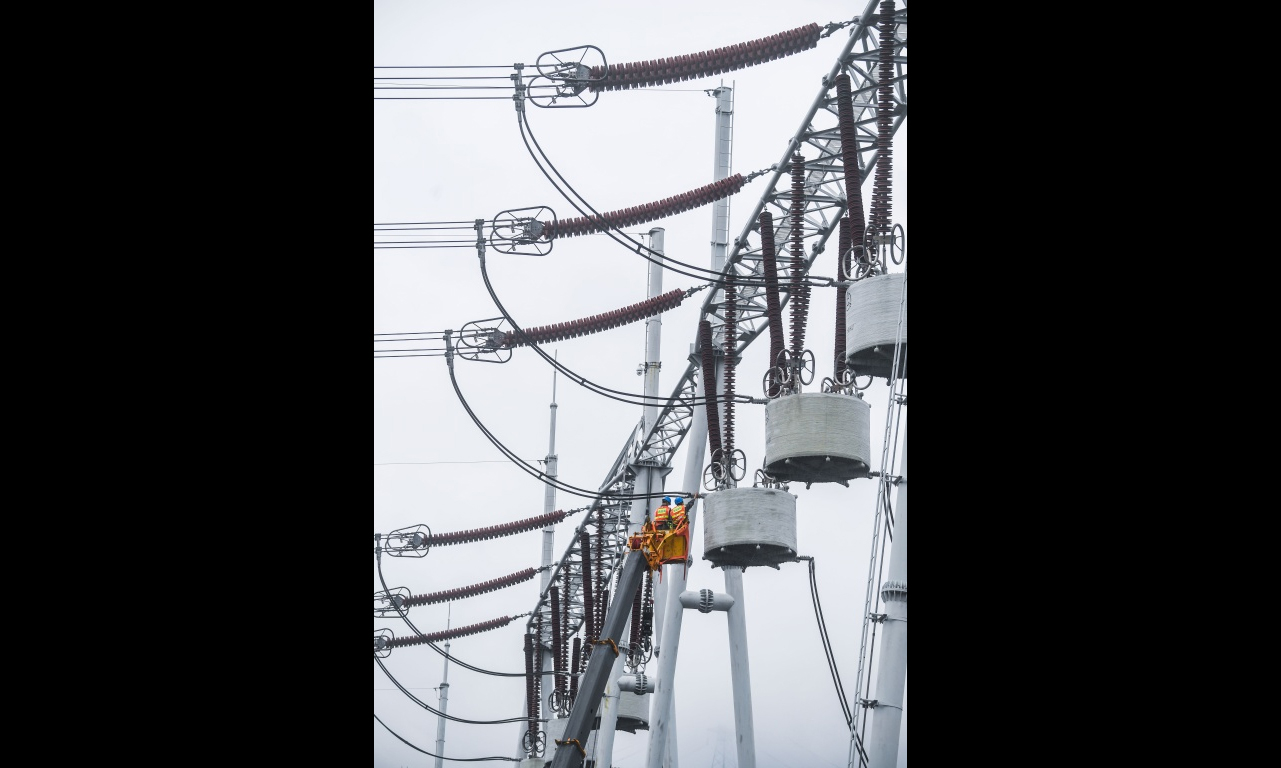 5月8日，工作人員在金華換流站內進行檢修作業。（新華社記者 徐昱 攝）