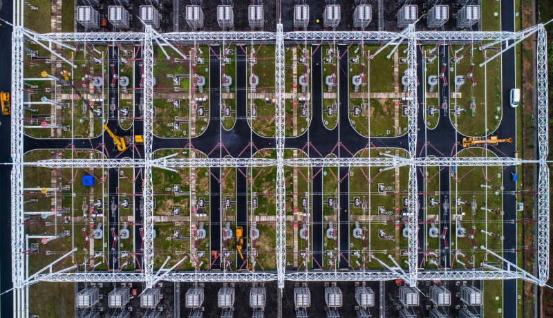 5月8日，工作人員在金華換流站內進行檢修作業（無人機拍攝）。（新華社記者 徐昱 攝）