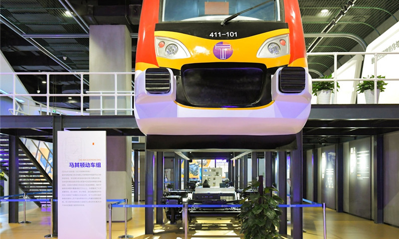 “苔花如米小，也學牡丹開。”——株洲，憑著自力更生的創新精神、互動全球的創新視野、反哺共享的創新胸懷，崛起于世界產業創新競技的大舞臺，奮力求索中國創新的時代之路。圖中是在“中國動力谷”展廳展示的出口馬其頓的動車組。新華社發（張笑宇 攝）