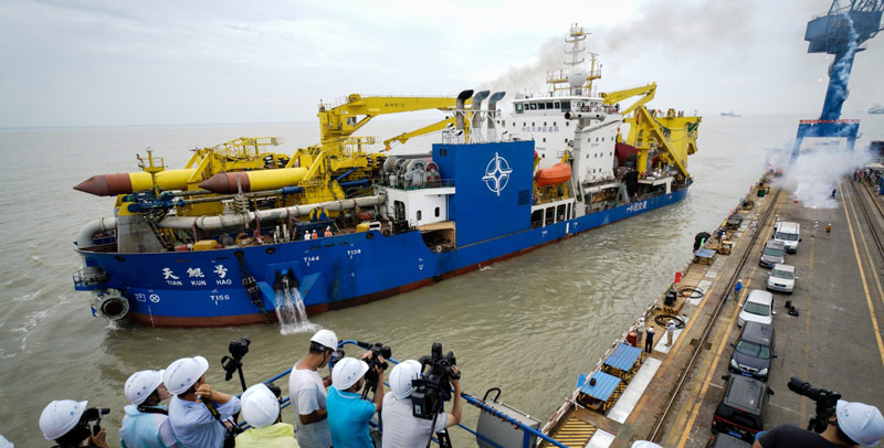 “天鯤號”全船長140米，寬27.8米，最大挖深35米，總裝機功率25843千瓦，設計每小時挖泥6000立方米，絞刀額定功率6600千瓦，此次海試將全面檢測并驗證船舶動力系統的可靠性和穩定性。圖為6月8日，“天鯤號”駛離碼頭出港海試。（新華社記者 李響 攝）