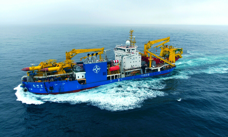 6月12日，“天鯤號”在海上航行試驗中。（新華社發）