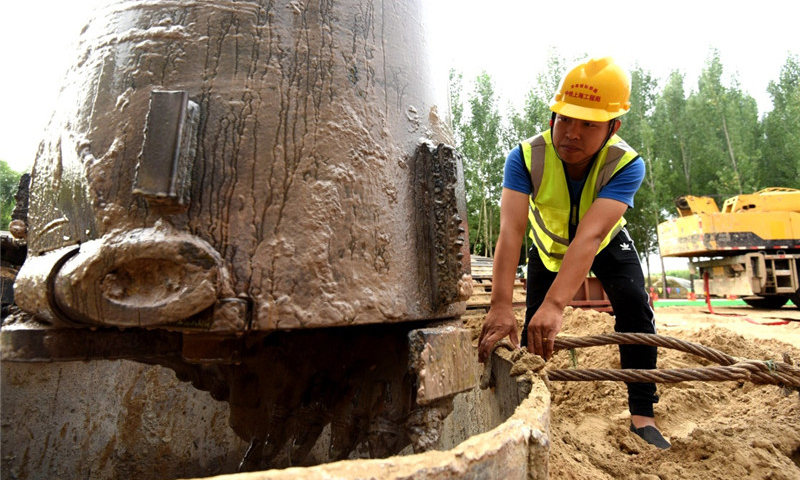 7月4日，在京雄城際鐵路河北霸州段，中鐵上海工程局集團工作人員在施工。（新華社記者 王曉 攝）