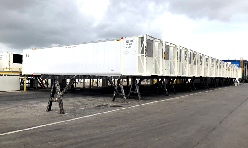 青島中集特種冷藏設備有限公司（下稱“青島中集”），專業生產各種冷藏集裝箱，連續多年全球特種冷藏集裝箱市場占有率第一。圖為待涂裝集裝箱區。（國務院國資委網站 陳航 攝）