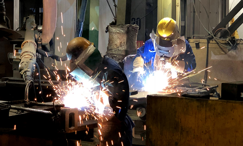 隨著“一帶一路”建設不斷推進，經貿往來日益頻繁，許多國家地區和機構客戶慕名來到青島參觀，對青島中集生產的產品和生產工藝贊不絕口，訂單呈爆發式增長。圖為生產車間焊接流程。（國務院國資委網站 陳航 攝）