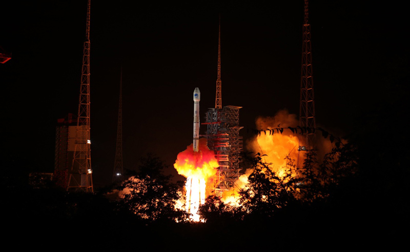 9月19日22時07分，我國在西昌衛星發射中心用長征三號乙運載火箭（及遠征一號上面級），以“一箭雙星”方式成功發射兩顆北斗導航衛星。新華社發（梁珂巖 攝）